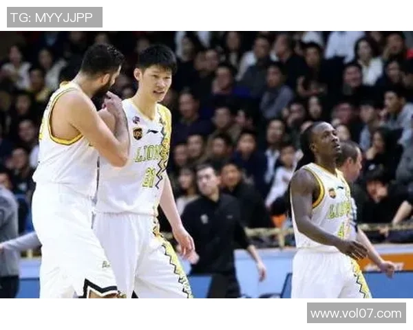 广州篮球队以58分领跑邀请赛积分榜展现强劲实力